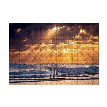 Cakapuzzle Günbatımında Okyanus ve Sahilde Sörfçüler 120 Parça Ahşap Puzzle