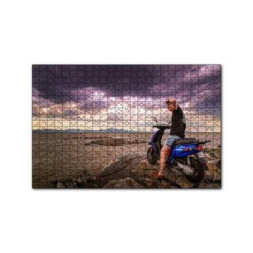 Cakapuzzle Kayalıklar Deniz Bulutlar ve Motorlu Adam 255 Parça Puzzle