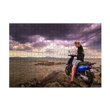 Cakapuzzle Kayalıklar Deniz Bulutlar ve Motorlu Adam 255 Parça Puzzle