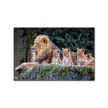 Cakapuzzle Kayanın Üzerinde Erkek Aslan ve Sevimli Yavruları 120 Parça Ahşap Puzzle
