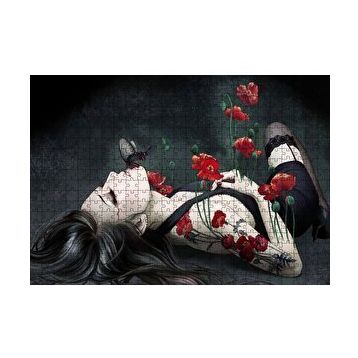 Cakapuzzle Kırmızı Güller Genç Kadın ve Siyah Kelebek 120 Parça Ahşap Puzzle