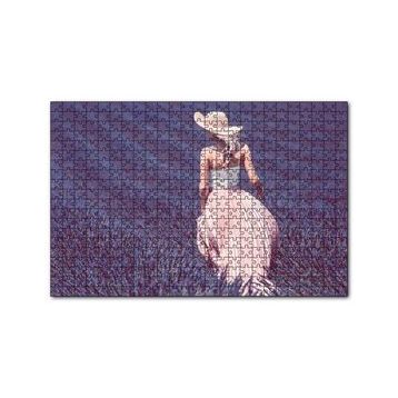Cakapuzzle Lavanta Tarlasında Yürüyen Şapkalı Kadın 120 Parça Ahşap Puzzle