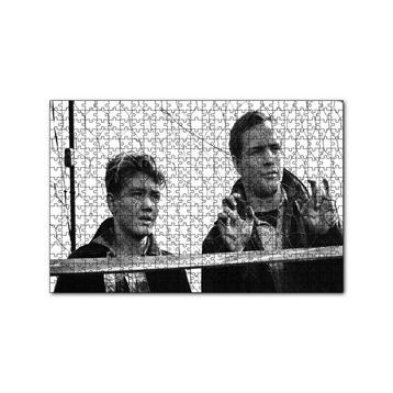 Cakapuzzle Marlon Brando ve Çocuk Tel Örgüler 120 Parça Ahşap Puzzle