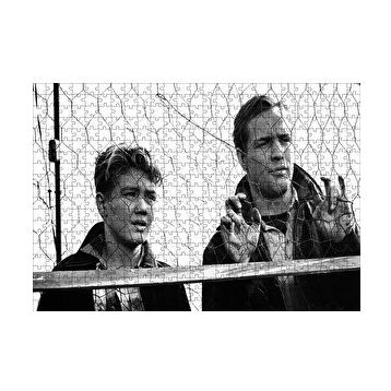 Cakapuzzle Marlon Brando ve Çocuk Tel Örgüler 120 Parça Ahşap Puzzle