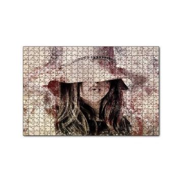 Cakapuzzle Mektup Zeminde Gizemli Şapkalı Genç Kız 120 Parça Ahşap Puzzle