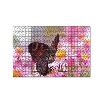 Cakapuzzle Mor Çiçeklerin Üzerindeki Kahverengi Kelebek 120 Parça Ahşap Puzzle