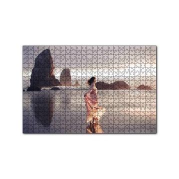 Cakapuzzle Sahilde Kayalıklar ve Pembe Elbiseli Kadın 120 Parça Ahşap Puzzle