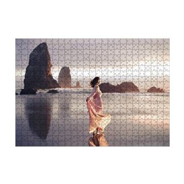Cakapuzzle Sahilde Kayalıklar ve Pembe Elbiseli Kadın 120 Parça Ahşap Puzzle