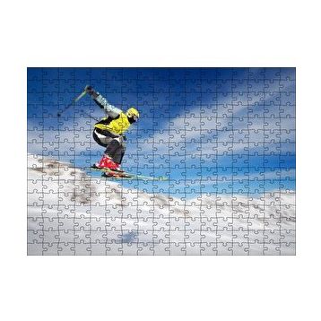 Cakapuzzle Sarı ve Beyaz Ceketli Spor Kayakçı 120 Parça Ahşap Puzzle