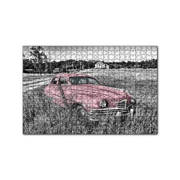 Cakapuzzle Siyah Beyaz Çayırlardaki Eski Kırmızı Araba 120 Parça Ahşap Puzzle