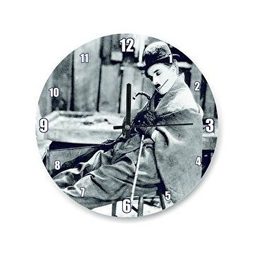 Cakasaat Charlie Chaplin Ayakları Soba İçinde Uyuyor Duvar Saati