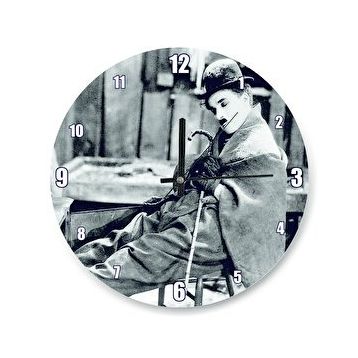 Cakasaat Charlie Chaplin Ayakları Soba İçinde Uyuyor Duvar Saati