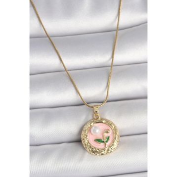 Clariss 316L Çelik Gold Renk Zincir Pembe Çiçek İşlemeli İnci Detay Portre Model Kadın Kolye