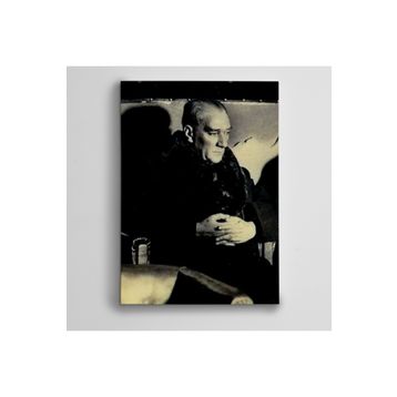 Dekolata Atatürk Koltukta Siyah Beyaz 40x60 cm Kanvas Tablo