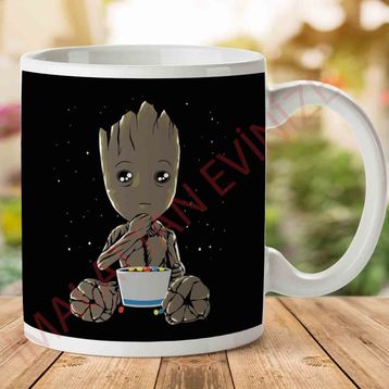 Groot Eating Candies Baskılı Kupa