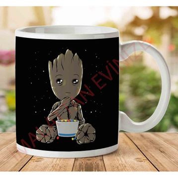 Groot Eating Candies Baskılı Kupa