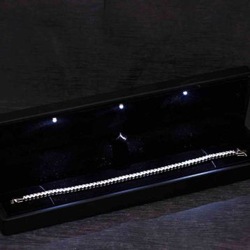 Gumush T8427 Işıklı Kutulu 4 mm Beyaz Taşlı Su Yolu Kadın Gümüş Bileklik
