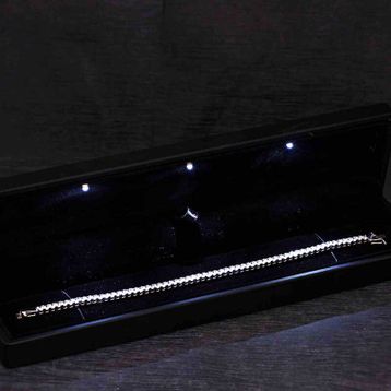 Gumush T8427 Işıklı Kutulu 4 mm Beyaz Taşlı Su Yolu Kadın Gümüş Bileklik