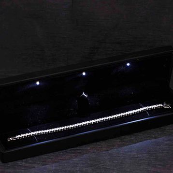 Gumush T8427 Işıklı Kutulu 4 mm Beyaz Taşlı Su Yolu Kadın Gümüş Bileklik