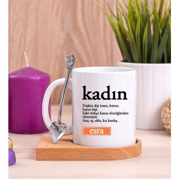 Hediye Dükkanı Kişiye Özel Kadın Kelime Anlamı Ahşap Altlıklı Kaşıklı Beyaz Kupa Bardak