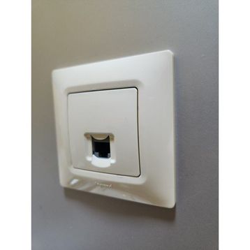 Legrand 767429 Legrand Salbei Bej Krem RJ11 Çerçeveli Telefon Priz