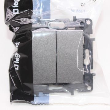 Legrand Raventi 768806 Komutator Titanyum Priz