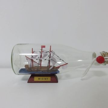 Misiny Ahşap Altlık Cam Şişe İçerisinde 19.5 cm Gemi Maketi