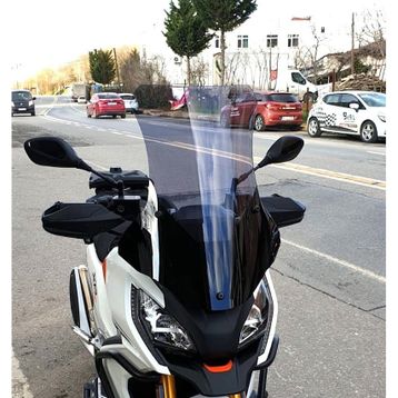 Motocam Peugeot XP 400 Ön Cam 2023-2026 Model 61 cm Füme Renkli 4 mm Orta Boy Motosiklet Rüzgarlık