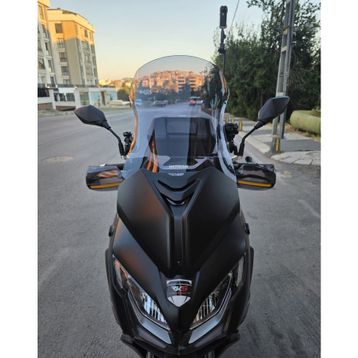 Motocam QJ FORT 400 N Ön Cam 2025-2026 Model 67 cm Füme Renkli 4 mm Motosiklet Rüzgarlık