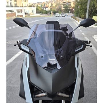 Motocam Yamaha Xmax Techmax Ön Cam 2025-2026 Model 39 cm Füme Renkli 4 mm Asansörlü Motosiklet Rüzgarlık