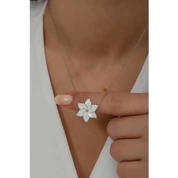 Nereze 925 Ayar Gümüş Beyaz Mineli Rüzgar Gülü Kadın Kolye
