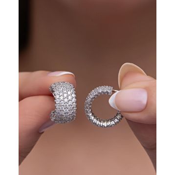 Nereze 925 Ayar Gümüş Rodyum 5 Sıra Beyaz Taşlı Yarım Tur Küpe