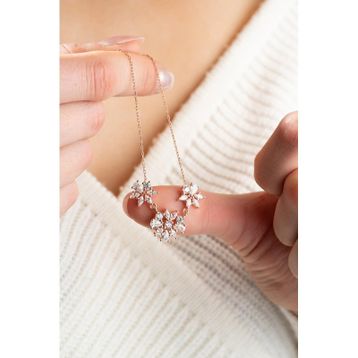 Nereze 925 Ayar Işıltılı Model Zirkon Taşlı 3'lü Çiçek Kadın Gümüş Kolye