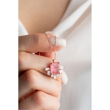 Nereze NRZ999353 925 Ayar Gümüş Yanları Baget Taşlı Pembe Tektaş Kadın Kolye