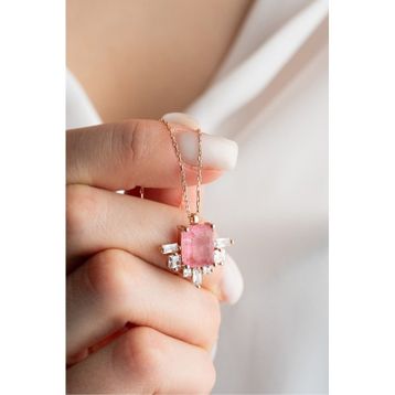 Nereze NRZ999353 925 Ayar Gümüş Yanları Baget Taşlı Pembe Tektaş Kadın Kolye