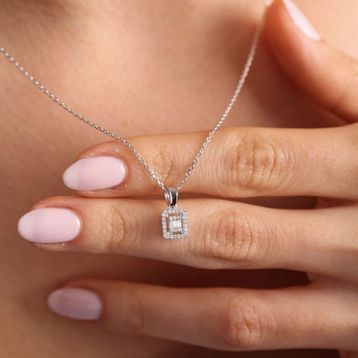 Niş Pırlanta 0.12 Karat Baget Pırlanta 14k Beyaz Altın Kolye