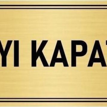 Özarslan Dizayn Kapıyı Kapatınız 5x20 cm Altın Renk Metal Yönlendirme Levhası
