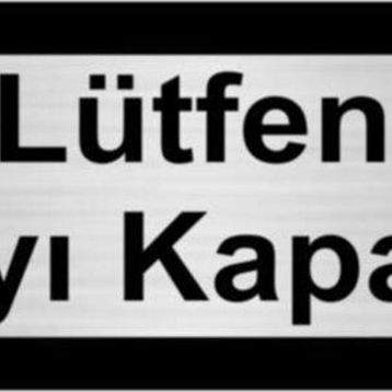 Özarslan Dizayn Lüfen Kapıyı Kapatınız 10x20 cm Gümüş Renk Metal Yönlendirme Levhası