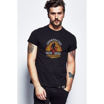 Qivi Silhouette Undefeated Hide And Seek World Baskılı Siyah Erkek Örme T-shirt