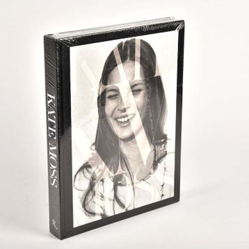 RETROSPEKTIF - NAILE AKINCI