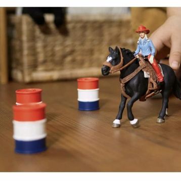 Schleich 42576 Kovboy Kız Ve Fıçılı At Yarışı
