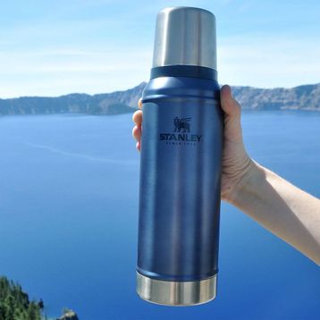 Stanley 750 ml Koyu Mavi Klasik Vakumlu Paslanmaz Çelik Termos