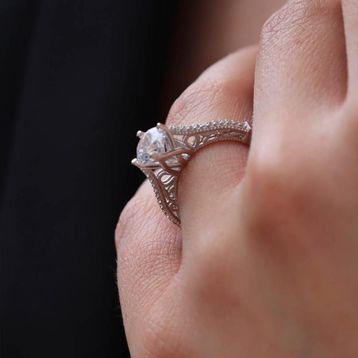 Starlıght Diamond Gümüş İşlemeli Yuvarlak Kesim Tek Taş Gümüş Yüzük