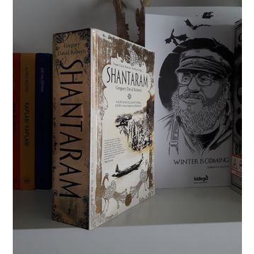 TANRI'NIN HUZUR BAHŞETTİĞİ SHANTARAM KADER SENI GÜLDÜRMÜYORSA, ESPIRIYI ANLAYAMADIN DEMEKTIR. - GREGORY DAVID ROBERTS