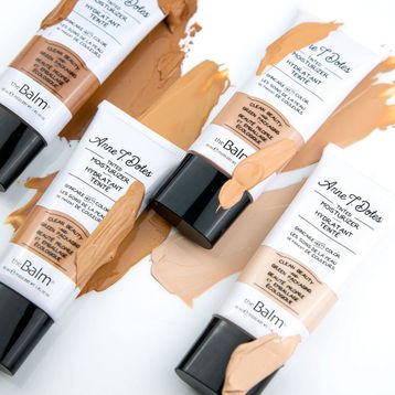 theBalm Anne T. Dotes Light Nemlendirici Fondöten