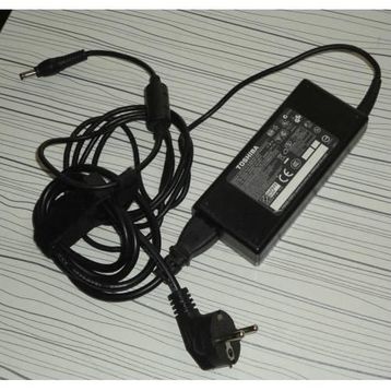 Toshiba PA3516E-1AC3 Adaptör