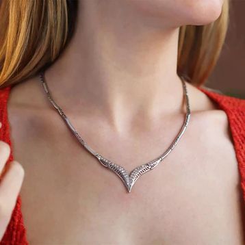 V Model Taşlı Gerdanlık