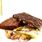 Dark Brown Chocolates & Confections 500 gr Antep Fıstıklı Karışık Bitter Sütlü ve Beyaz Kırma Beyoğlu Çikolatası