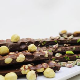 Dark Brown Chocolates & Confections 1 kg Fındıklı ve Antep Fıstıklı Sütlü Kırma Beyoğlu Çikolatası