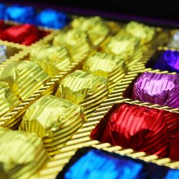 Dark Brown Chocolates & Confections 42 Adet Fındık Parçacıklı Sargılı Sütlü Çikolata